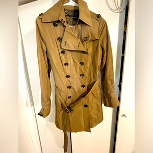 Burberry trench coat 🧥 women’s size medium